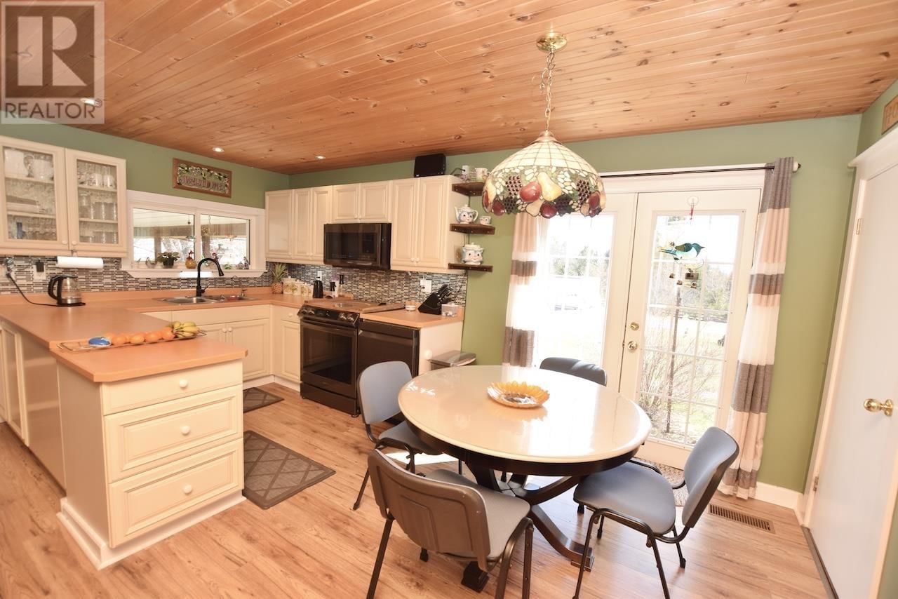 446 CAMERON RD Image 13