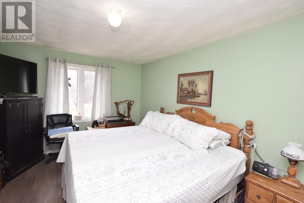 446 CAMERON RD Image 23