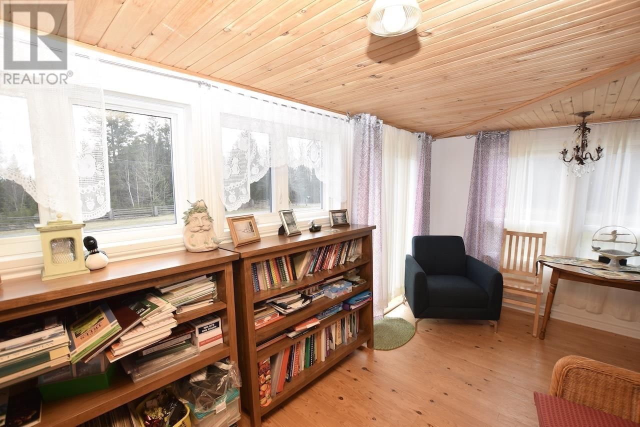 446 CAMERON RD Image 24