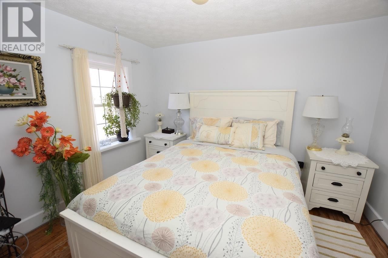 446 CAMERON RD Image 28