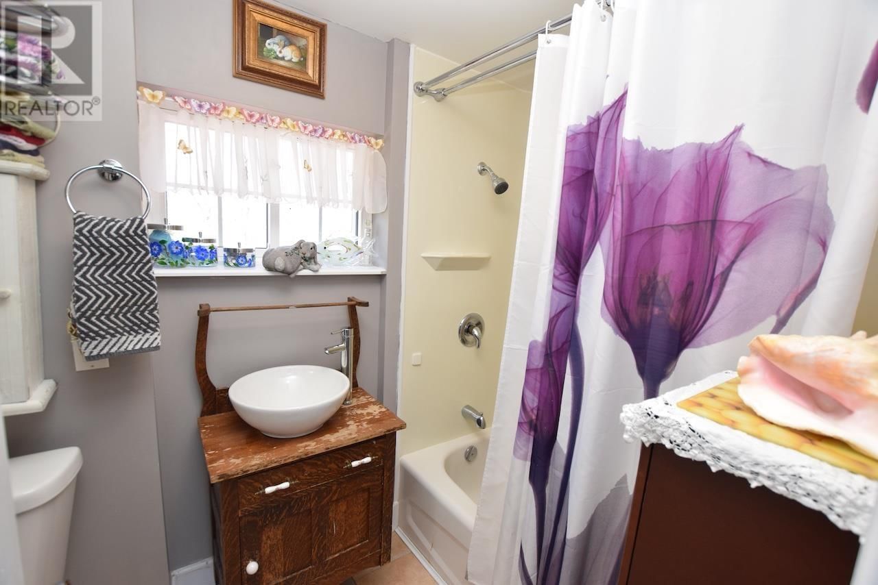 446 CAMERON RD Image 32