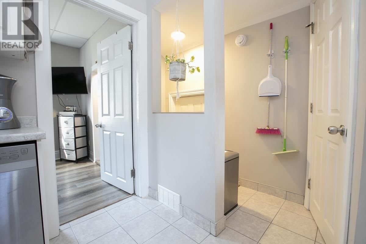323 FARWELL TER Image 22