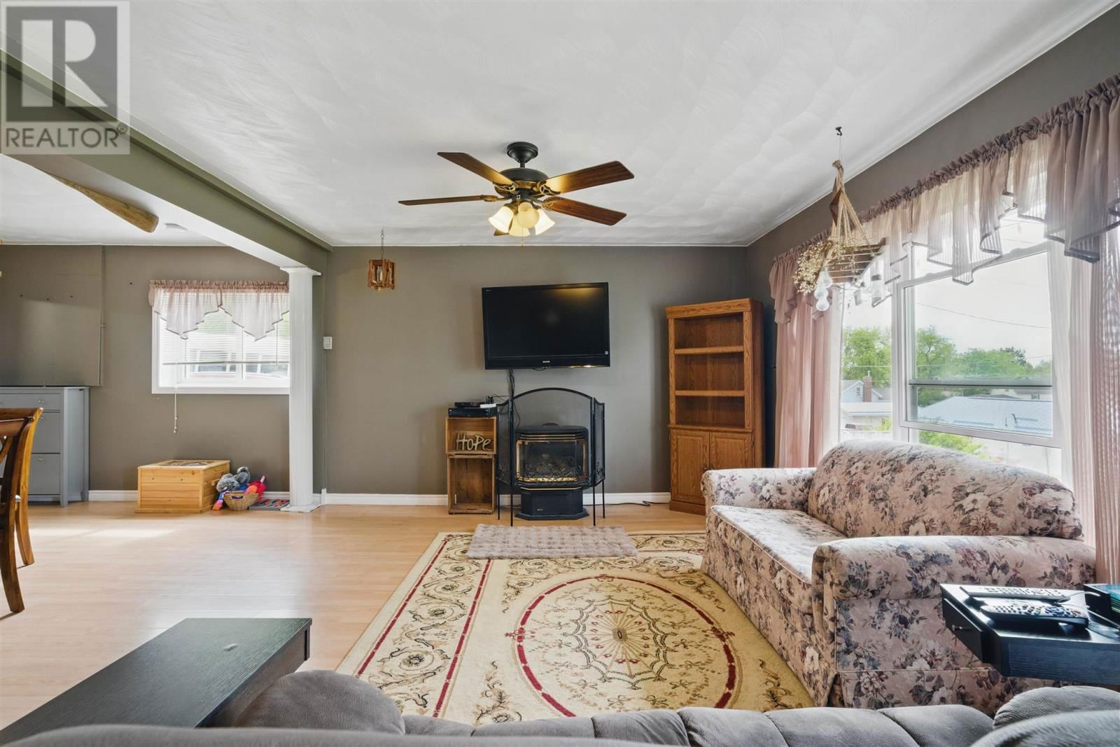 18 FREMONT ST Image 15