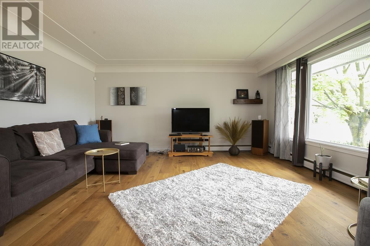 159 LAURA ST Image 13