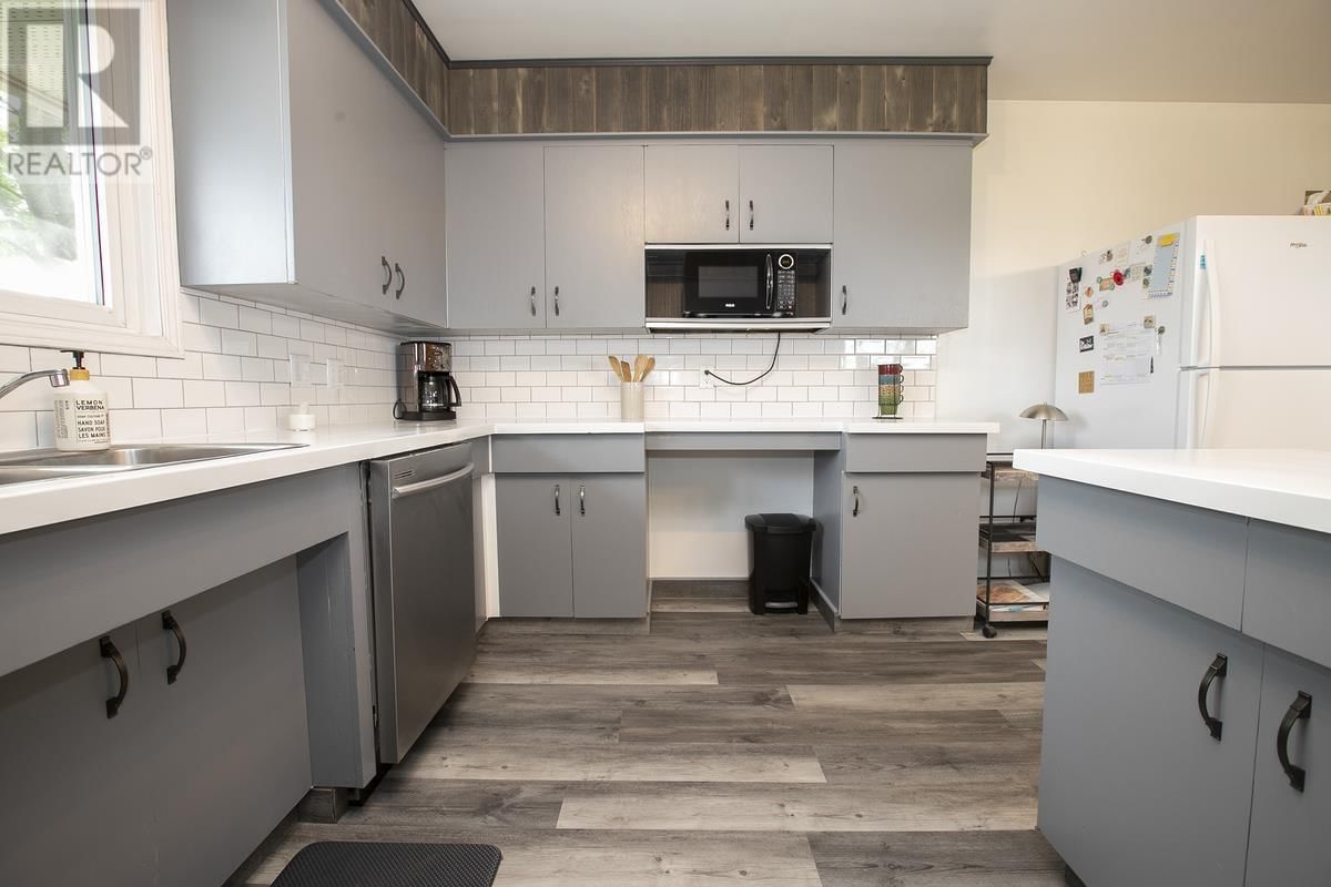 159 LAURA ST Image 24