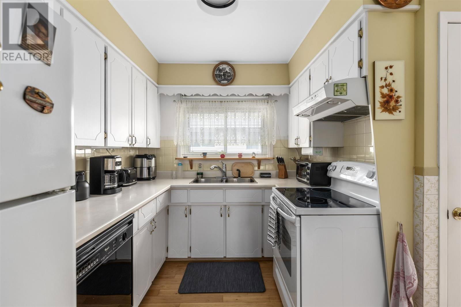 63 CAPP AVE Image 18
