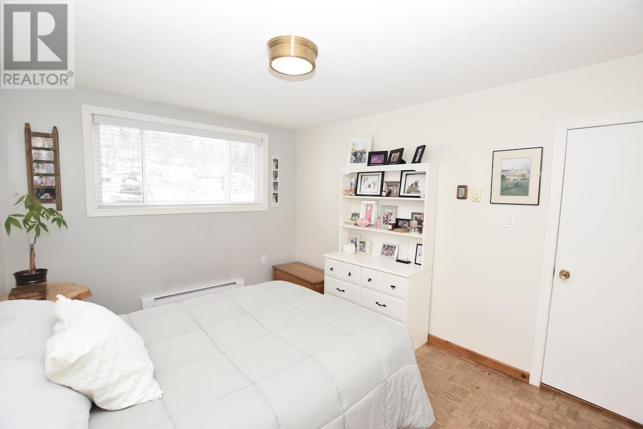 1093 SUNNYSIDE DR Image 16