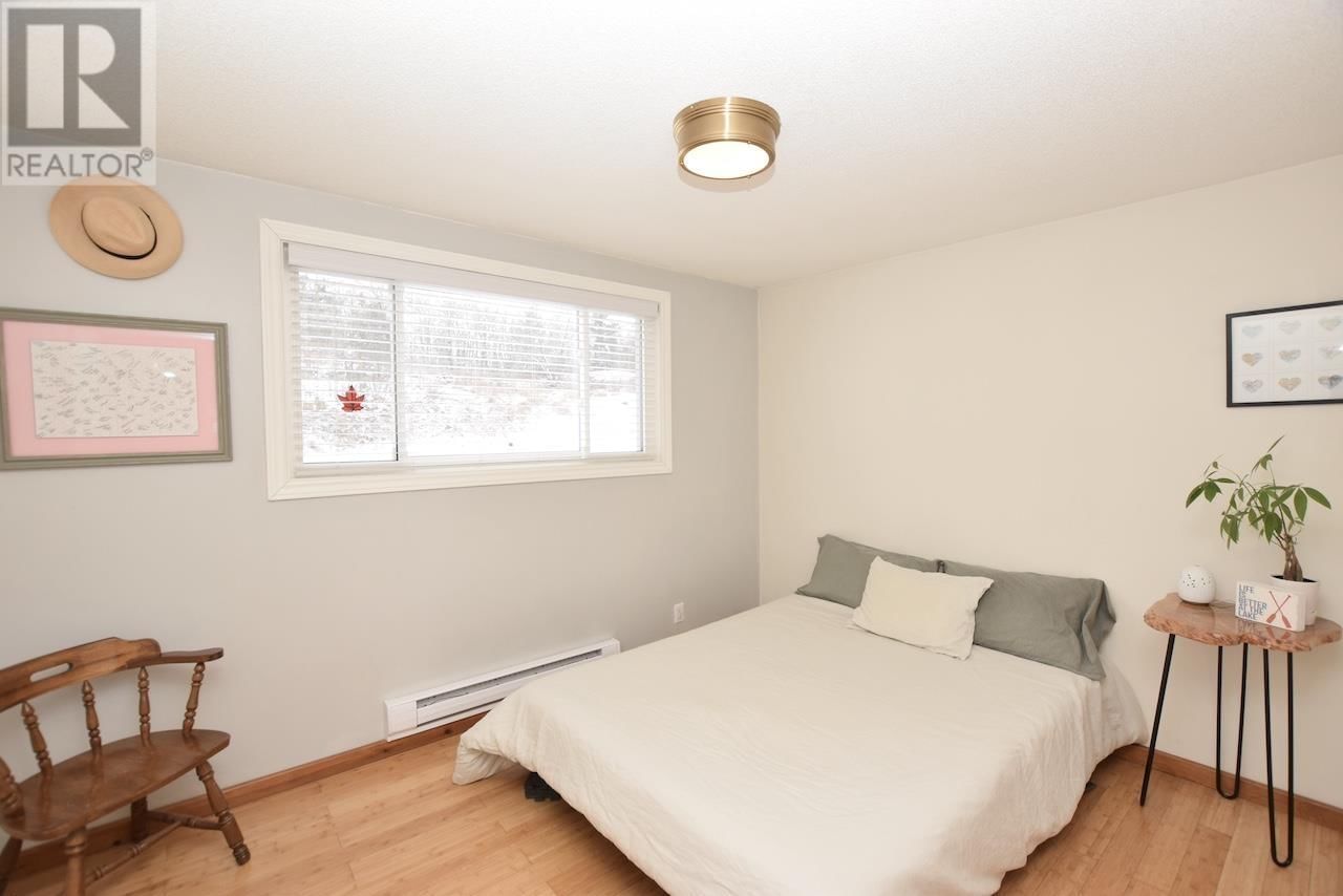 1093 SUNNYSIDE DR Image 17