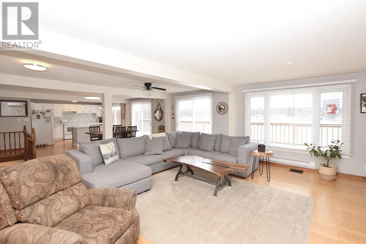 1093 SUNNYSIDE DR Image 7