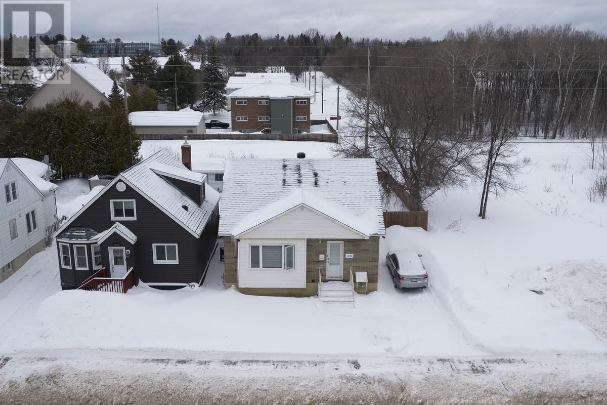 1052 WELLINGTON ST Image 37