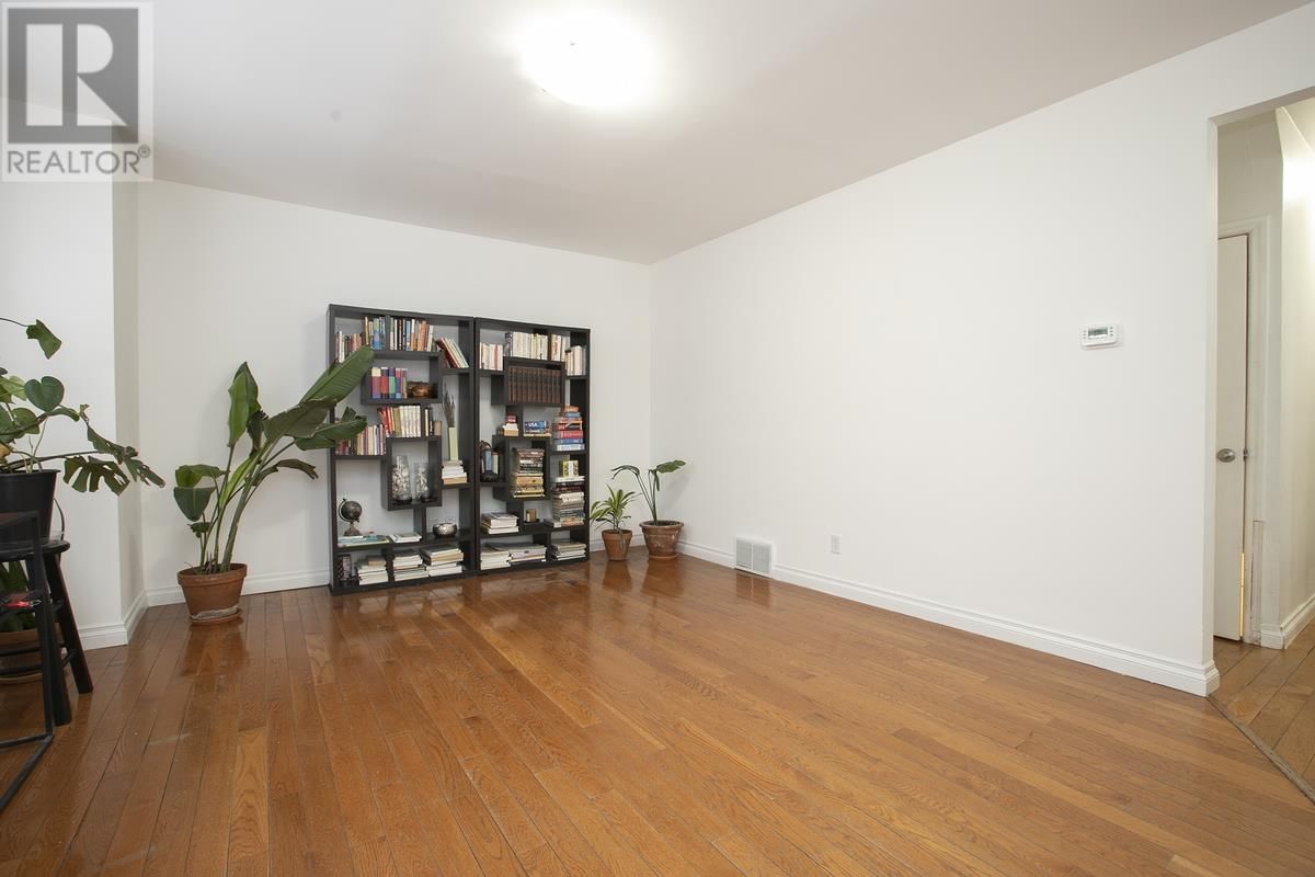 1052 WELLINGTON ST Image 8