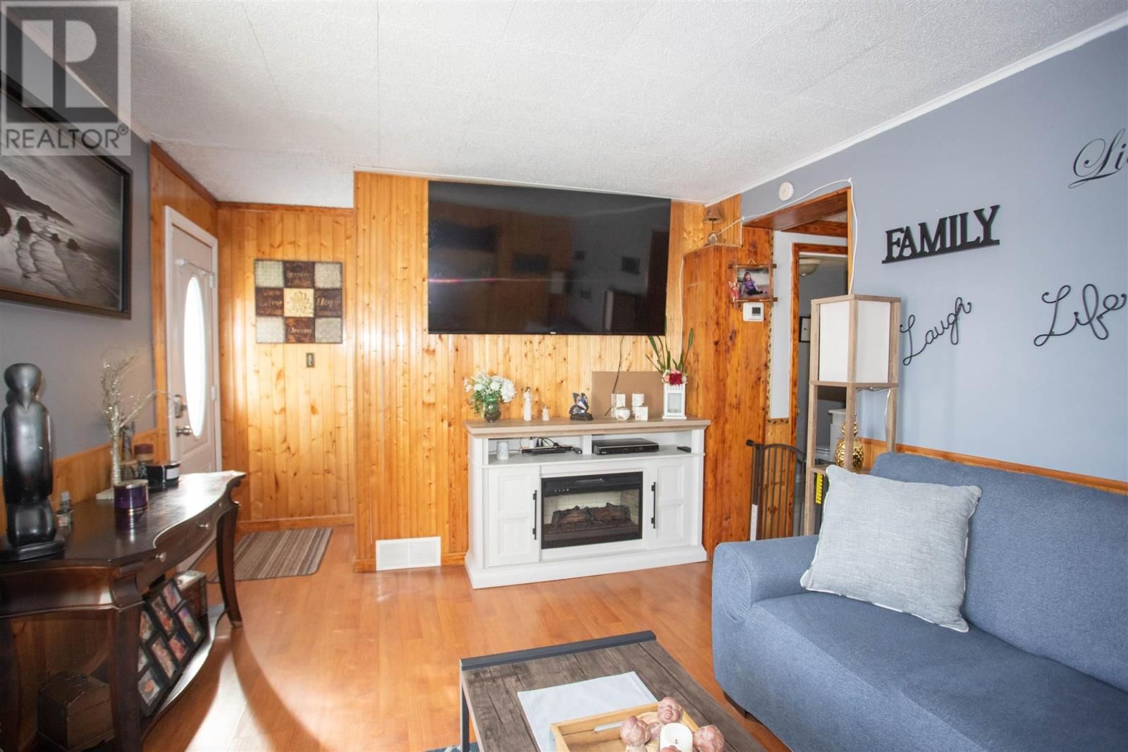 212 WALLACE TER Image 4