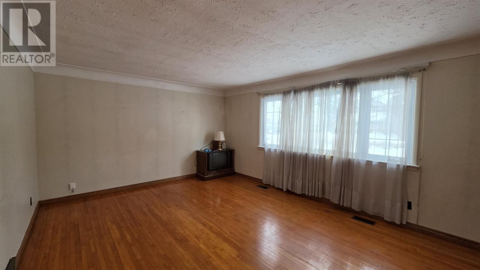 150 WILLOW AVE Image 10