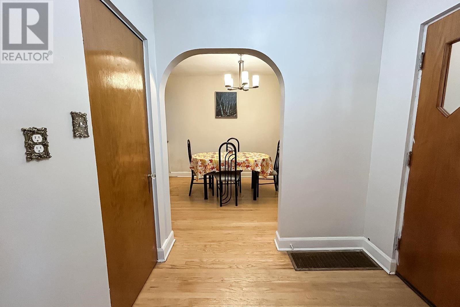 449 WELLINGTON ST Image 27