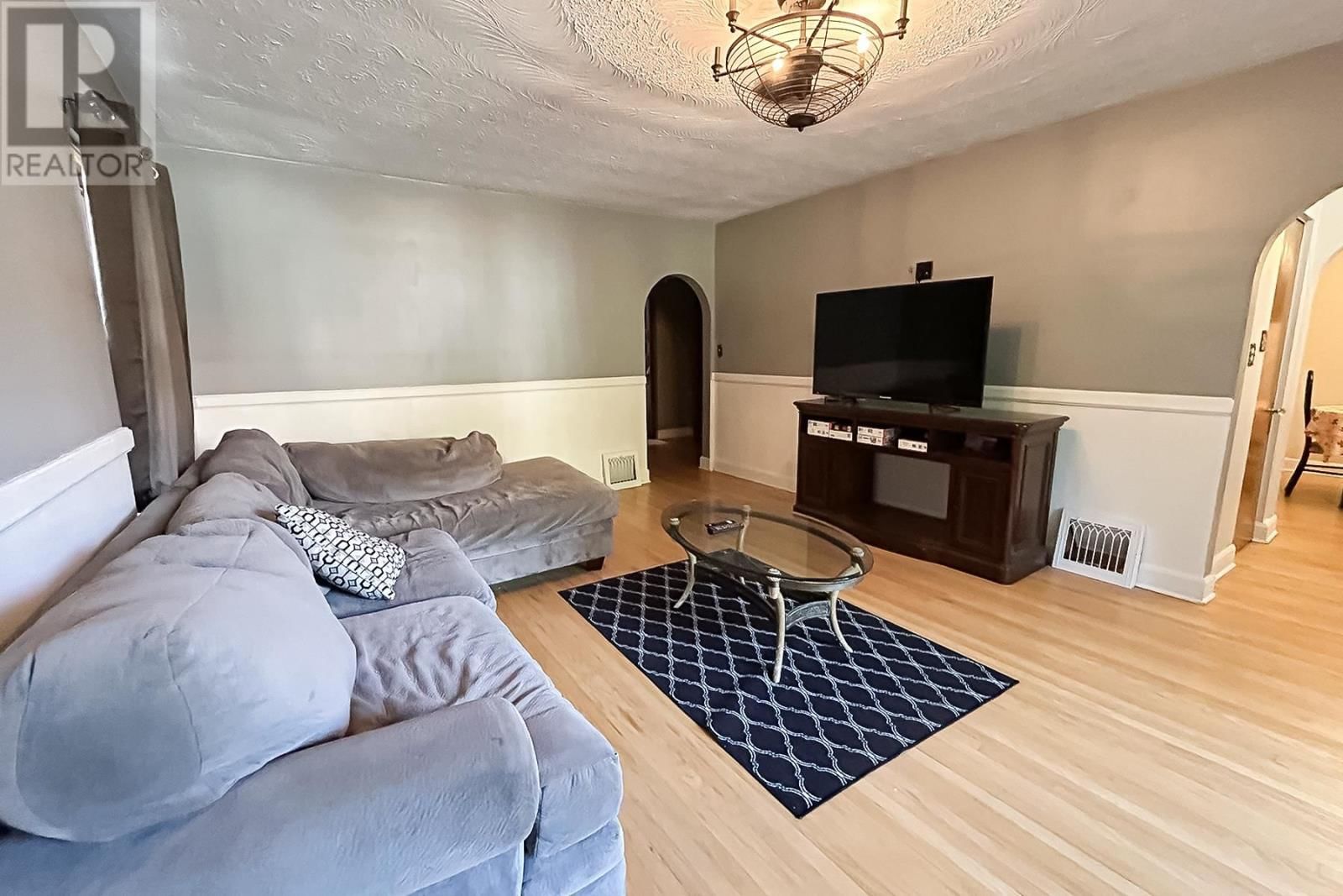 449 WELLINGTON ST Image 8