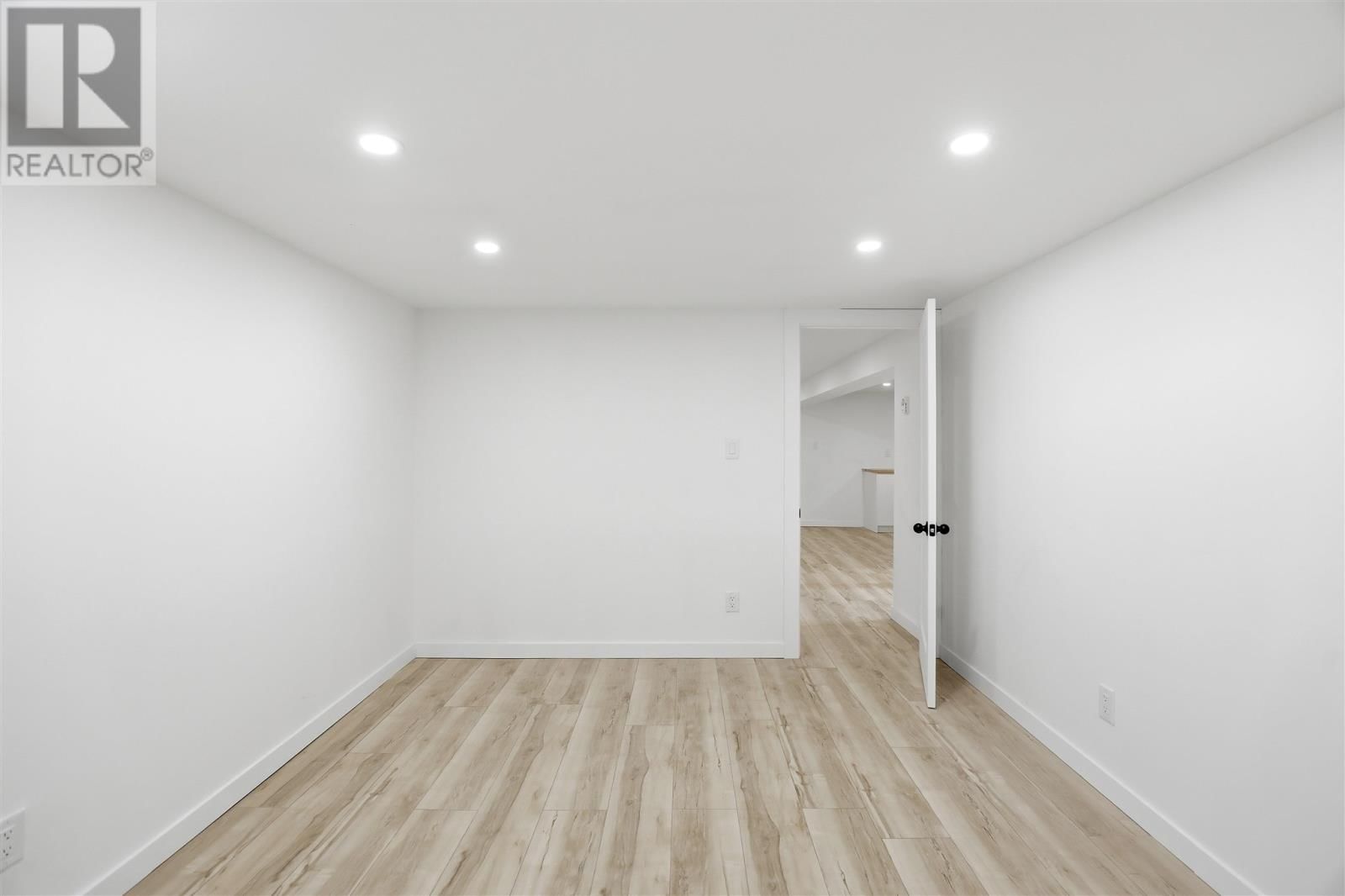 150 PITTSBURG AVE Image 26