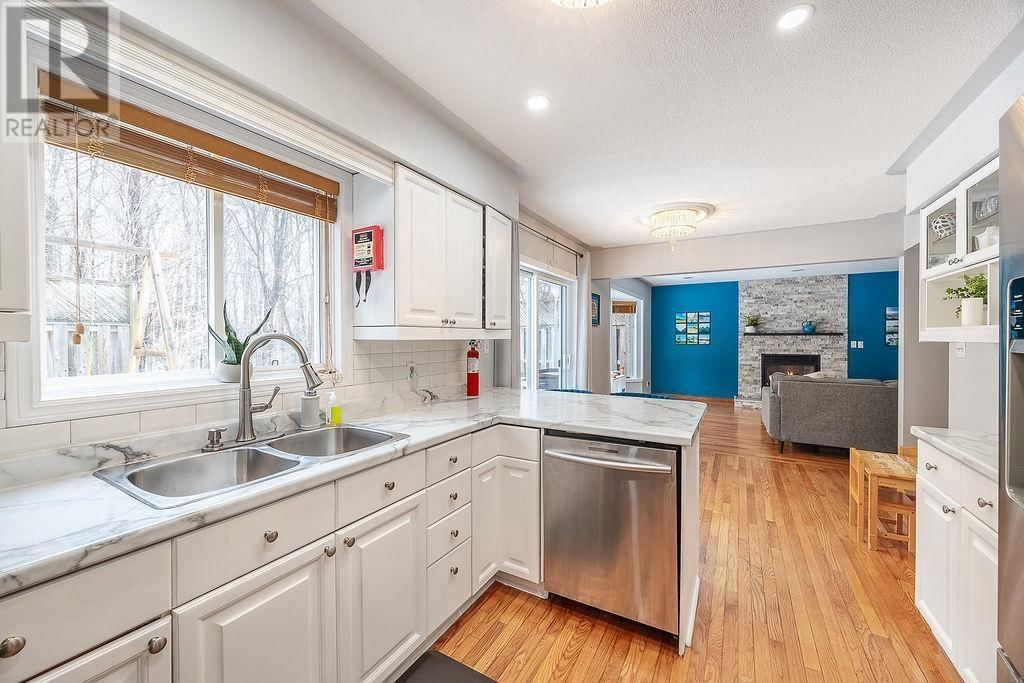 27 PLUMMER CRES Image 11