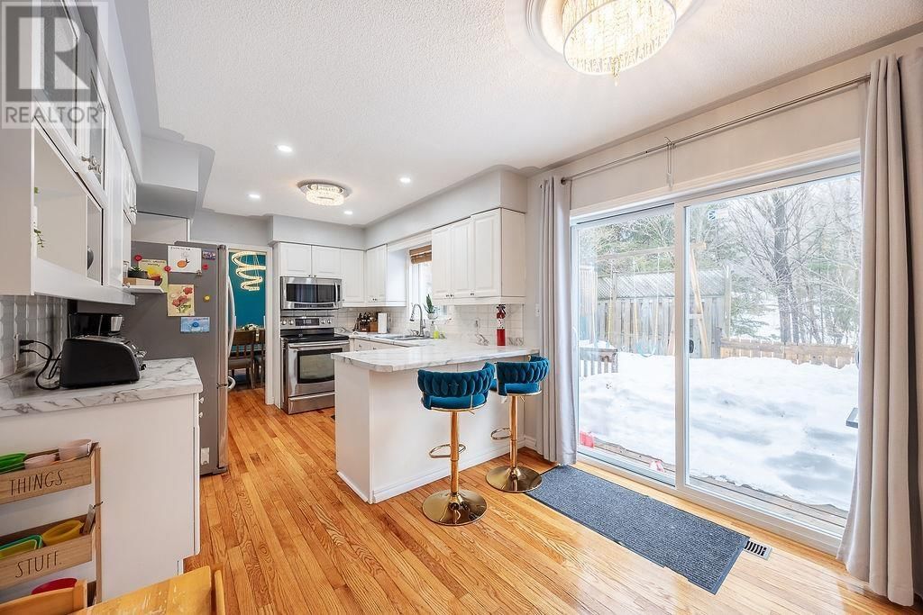 27 PLUMMER CRES Image 14