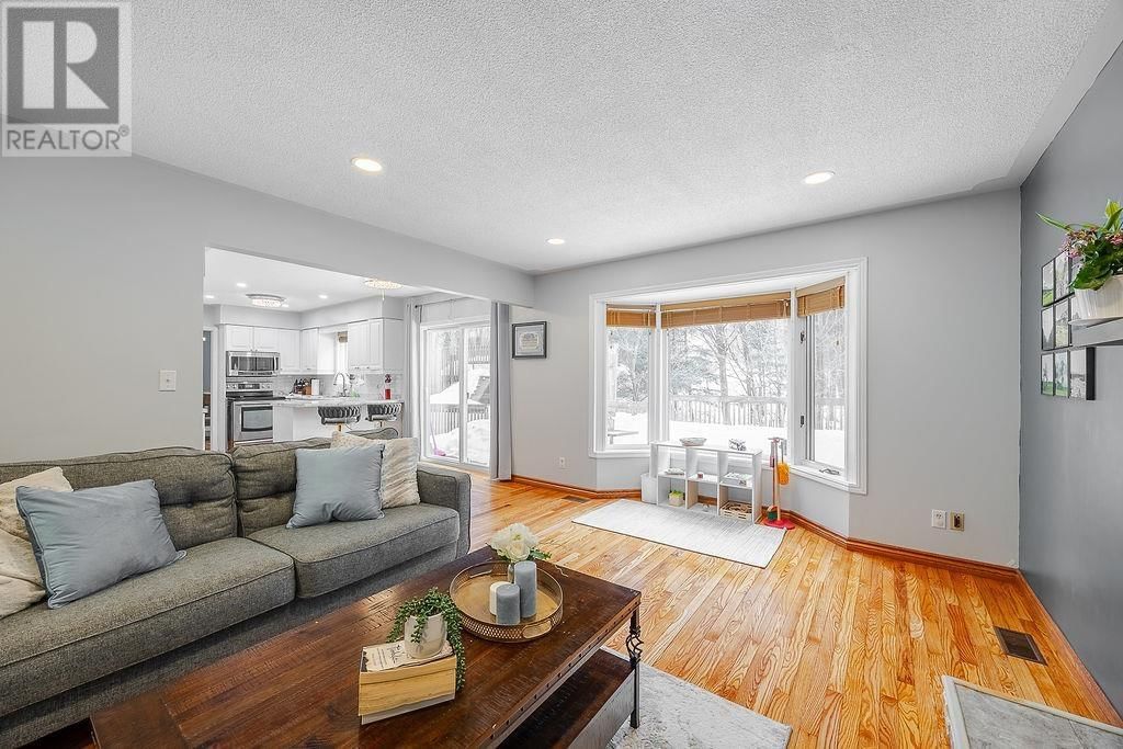 27 PLUMMER CRES Image 17