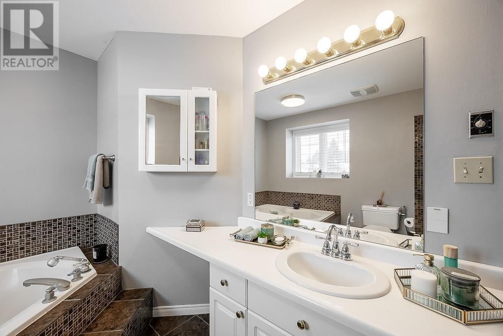 27 PLUMMER CRES Image 24