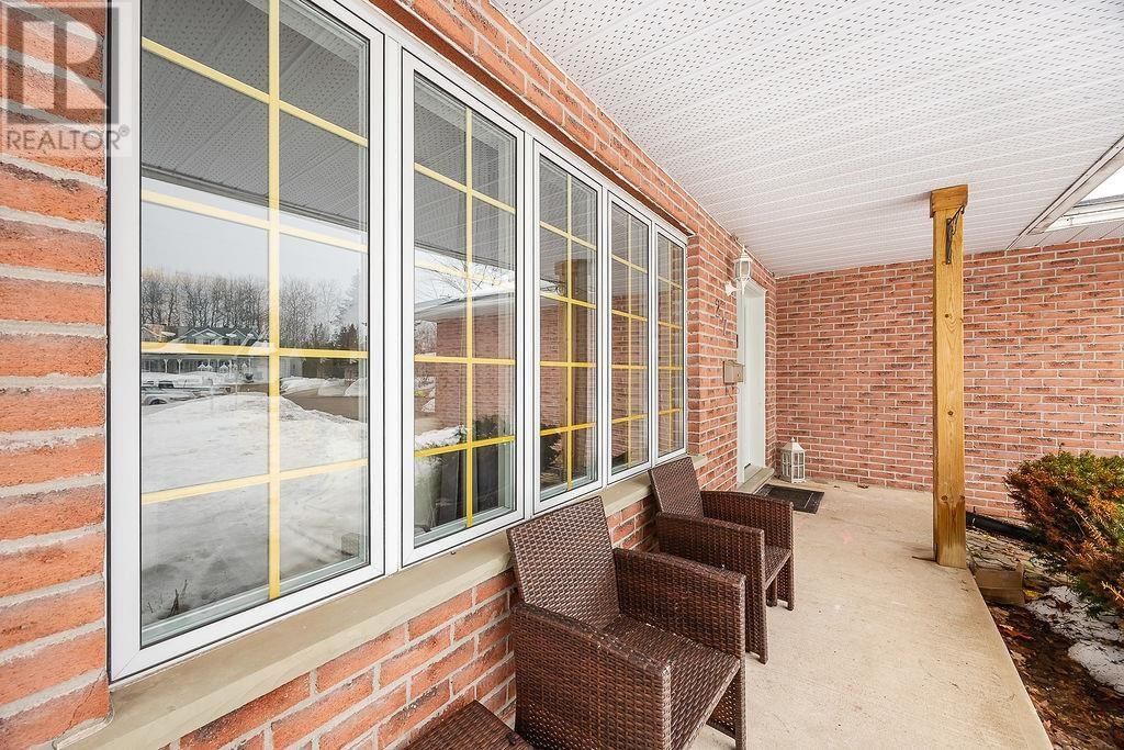 27 PLUMMER CRES Image 3