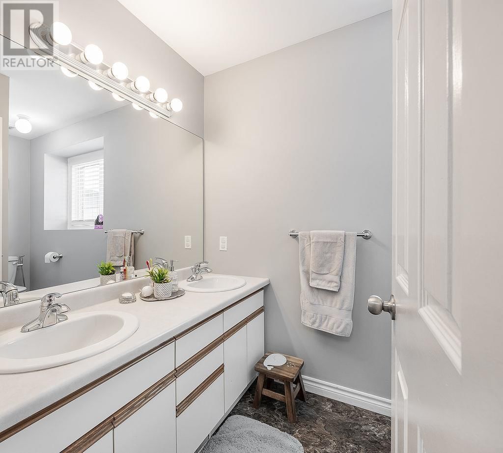 27 PLUMMER CRES Image 30