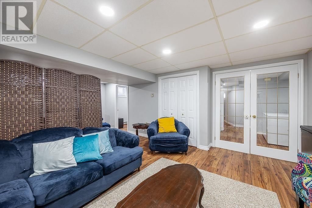 27 PLUMMER CRES Image 31