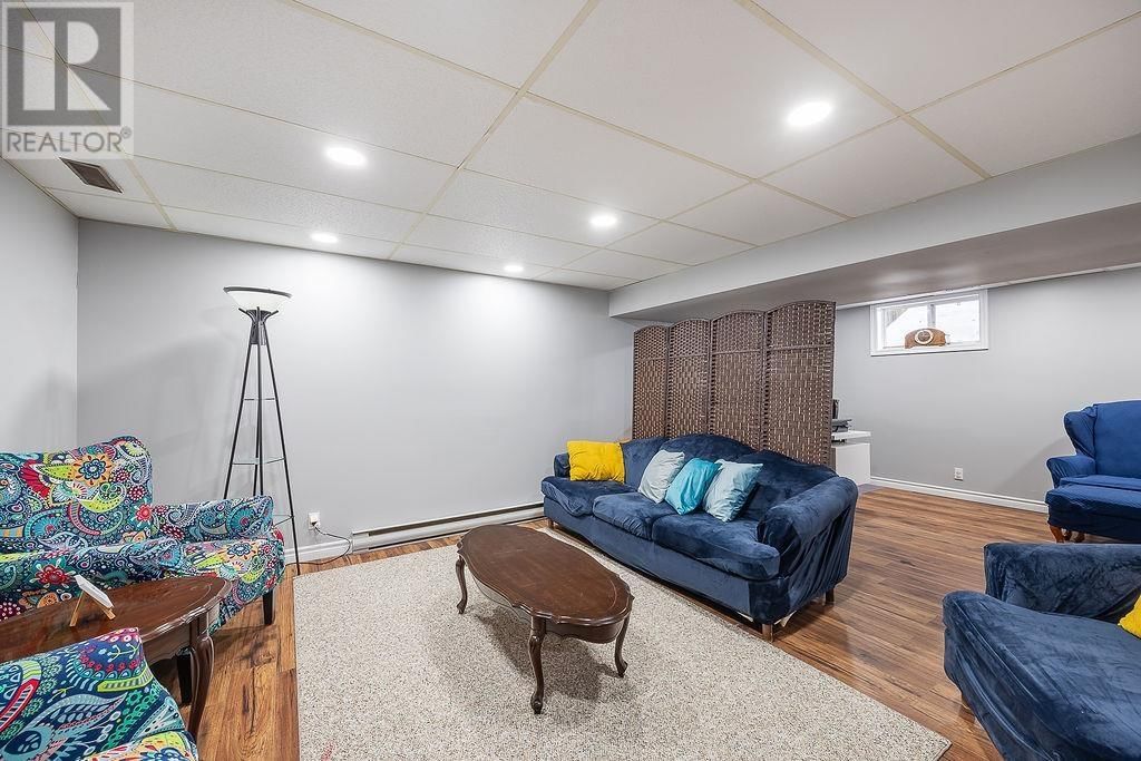 27 PLUMMER CRES Image 32