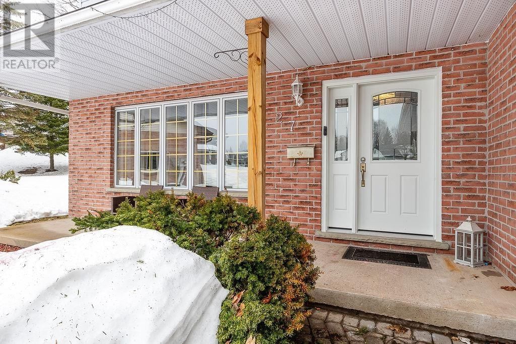 27 PLUMMER CRES Image 4