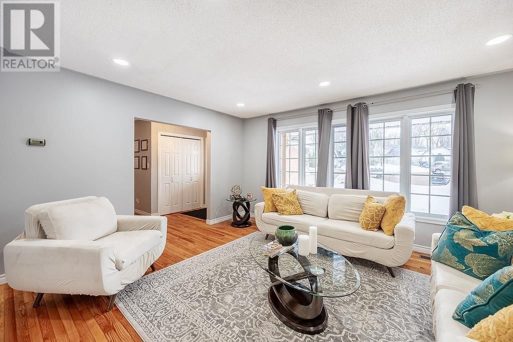 27 PLUMMER CRES Image 9