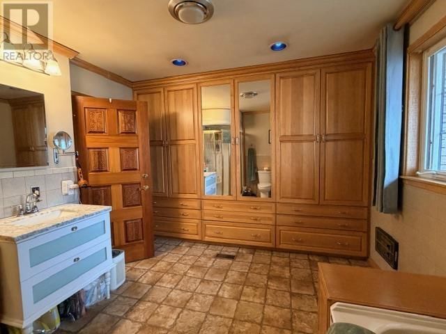 76 HURON AVE Image 19