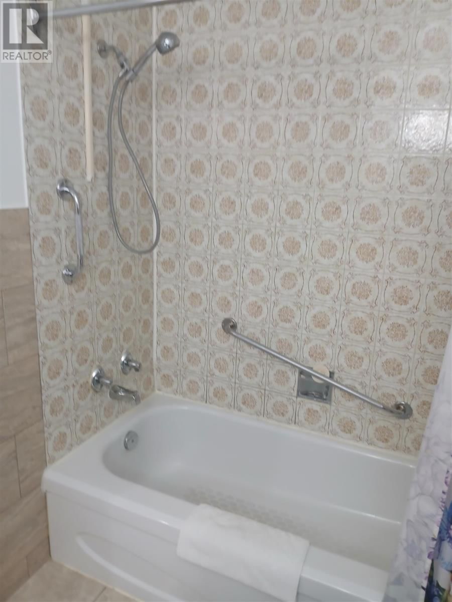 12 FOREST PL Image 16