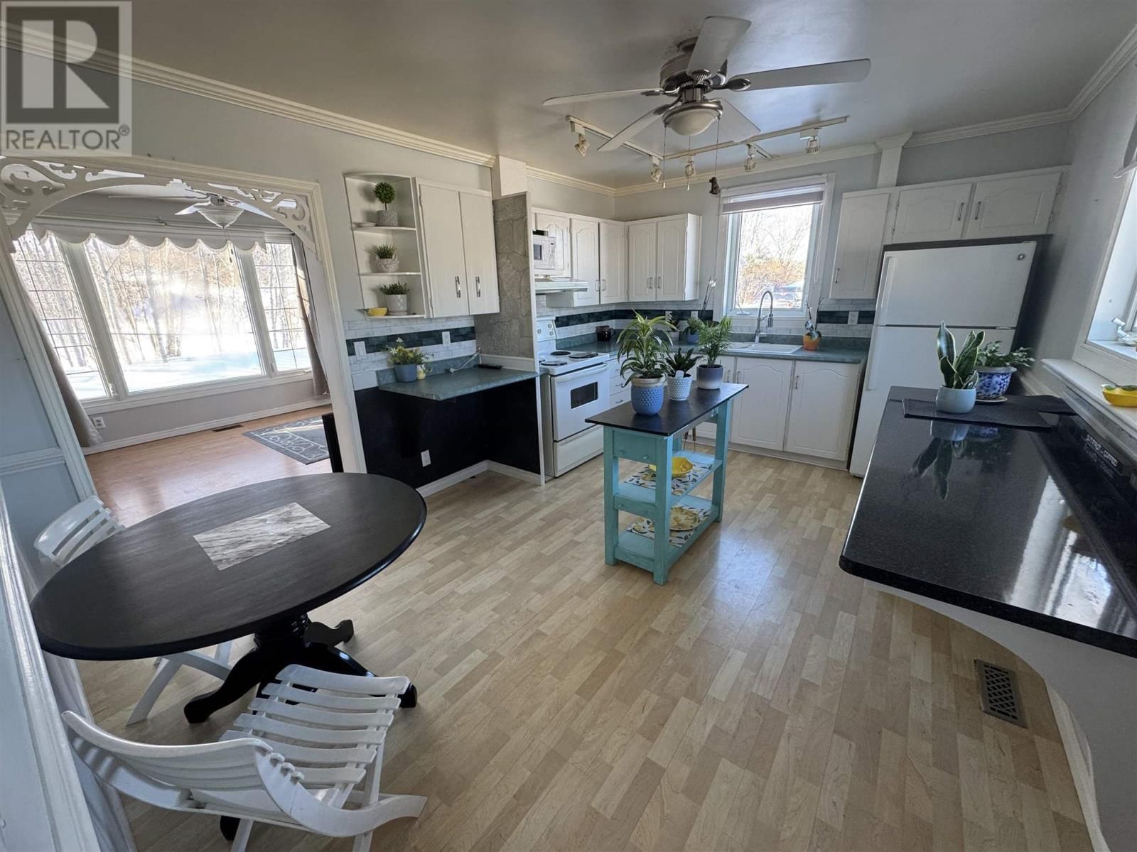 9 AXMITH AVE Image 5