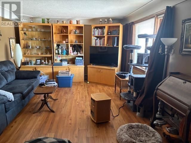 90 HENRIETTA AVE Image 2