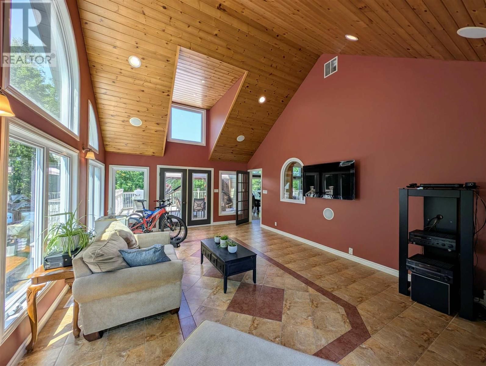 11 RIVER DR Image 14