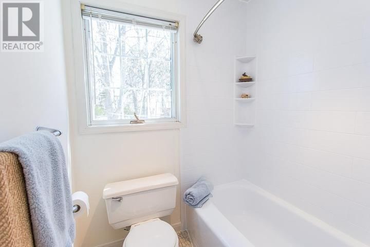 161 CADDY AVE Image 21