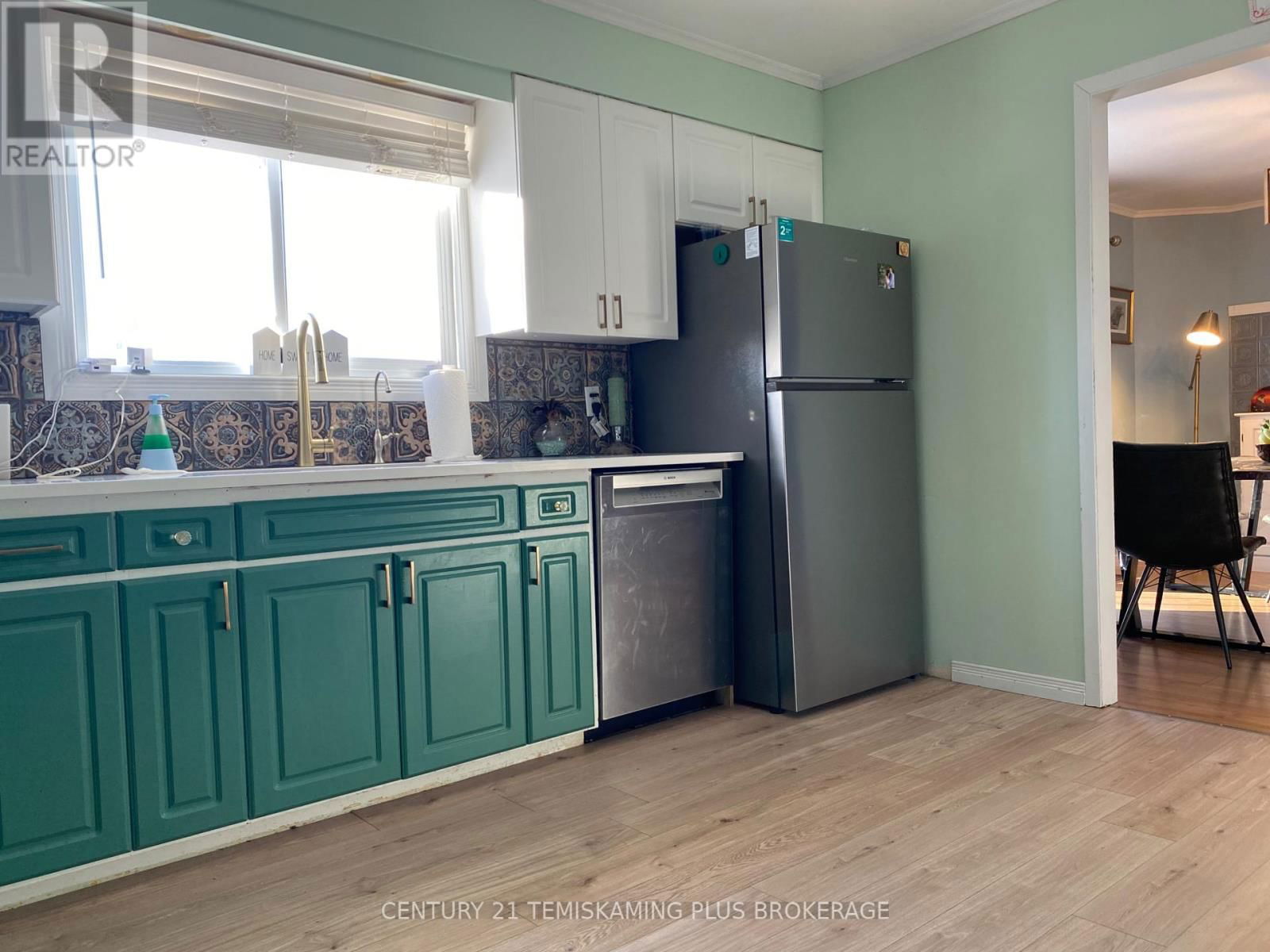 164 WHITEWOOD AVENUE WEST Image 2