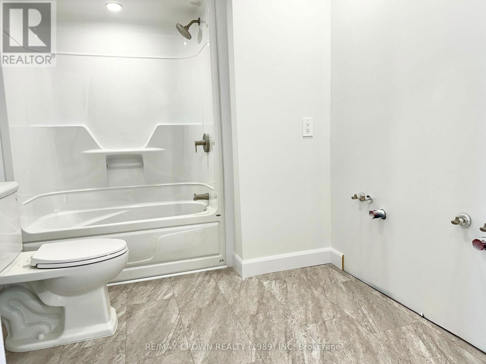 22 GOLF STREET Image 16