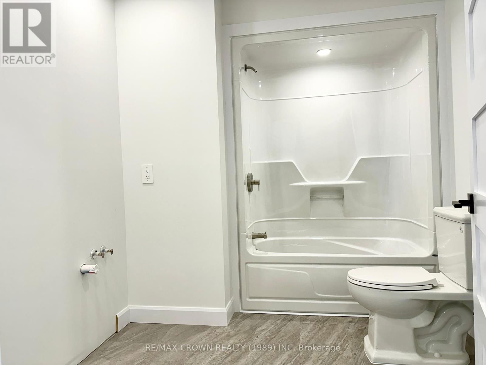 24 GOLF STREET Image 16