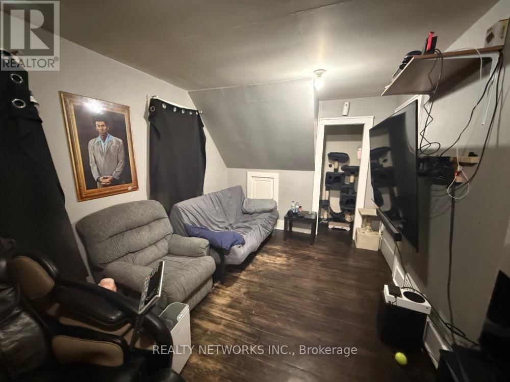 202 BALSAM STREET SOUTH Image 11