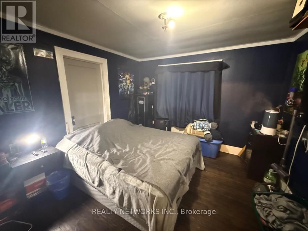 202 BALSAM STREET SOUTH Image 12