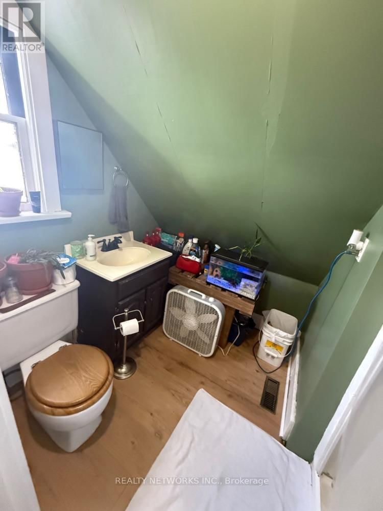 202 BALSAM STREET SOUTH Image 13
