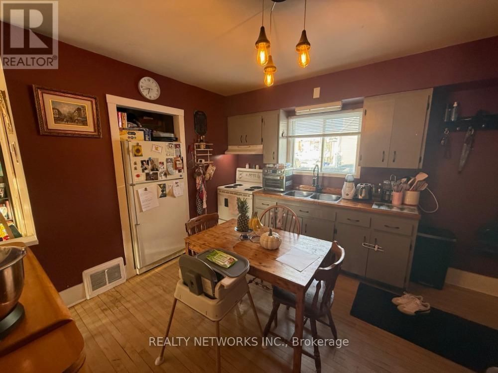 202 BALSAM STREET SOUTH Image 3
