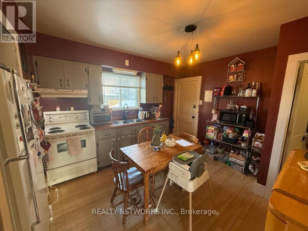 202 BALSAM STREET SOUTH Image 4