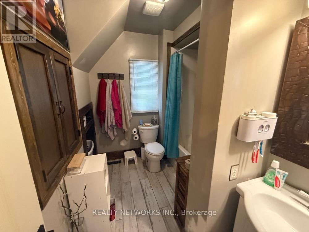 202 BALSAM STREET SOUTH Image 5