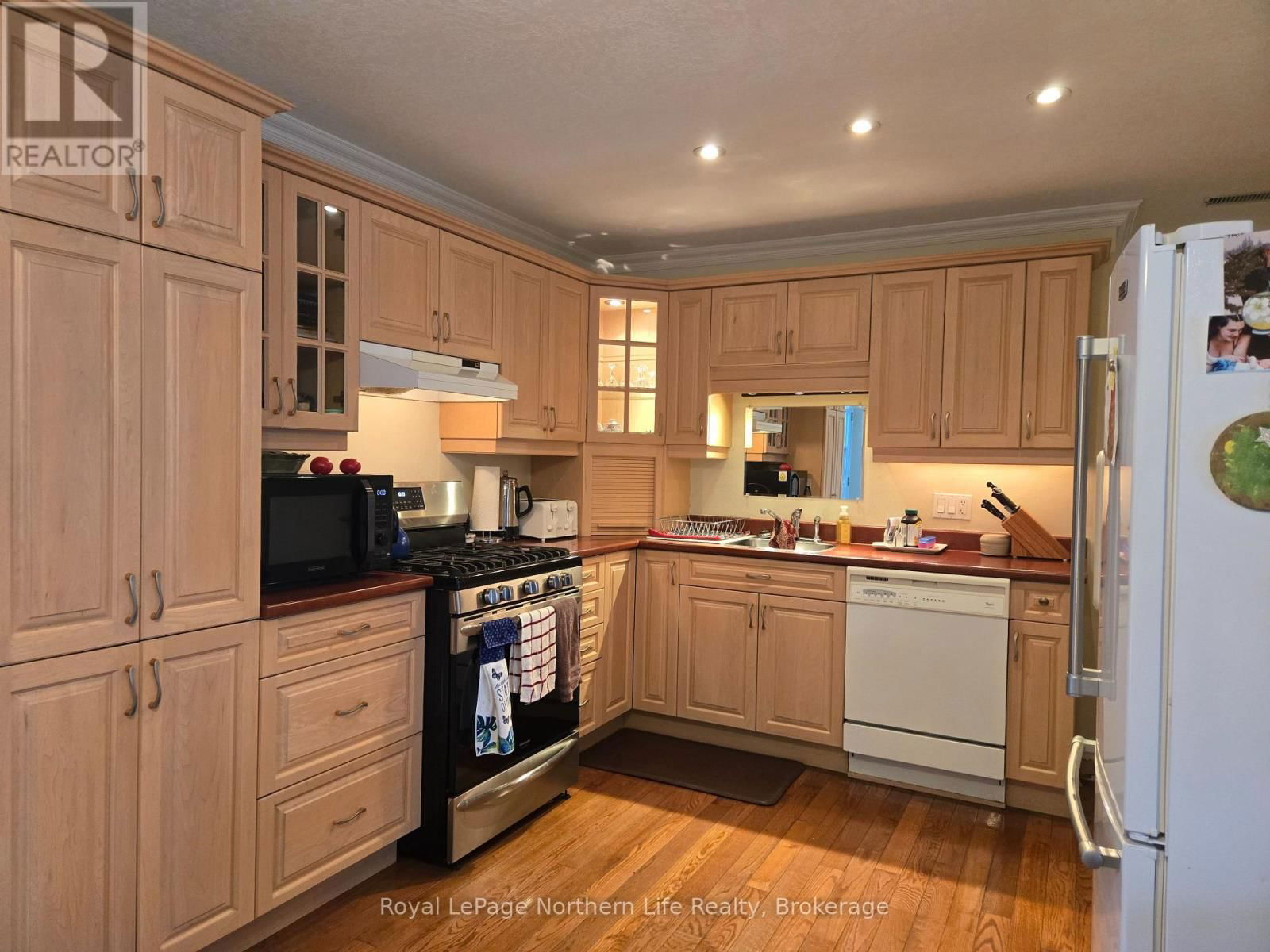 544 BROADWOOD AVENUE Image 12