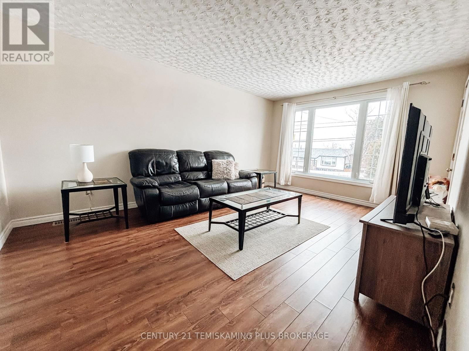 96 GEORGINA AVENUE Image 10