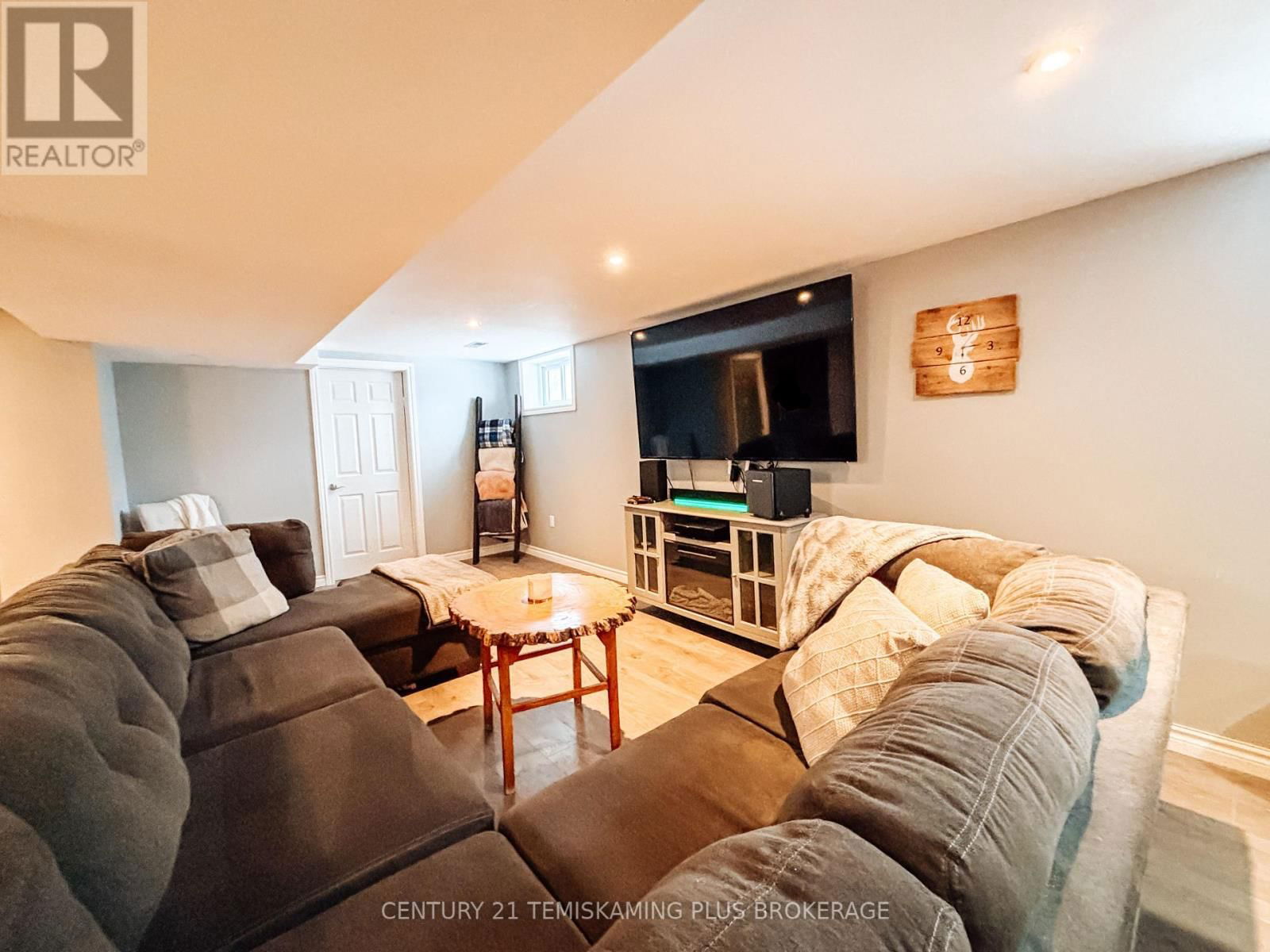 96 GEORGINA AVENUE Image 19