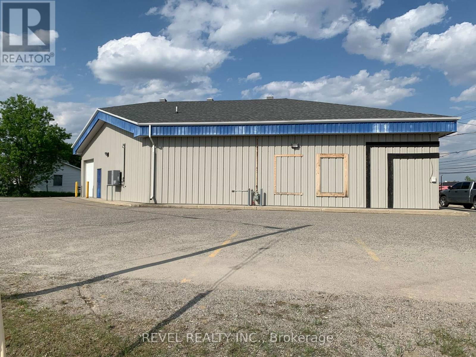 1052 RIVERSIDE DRIVE Image 12