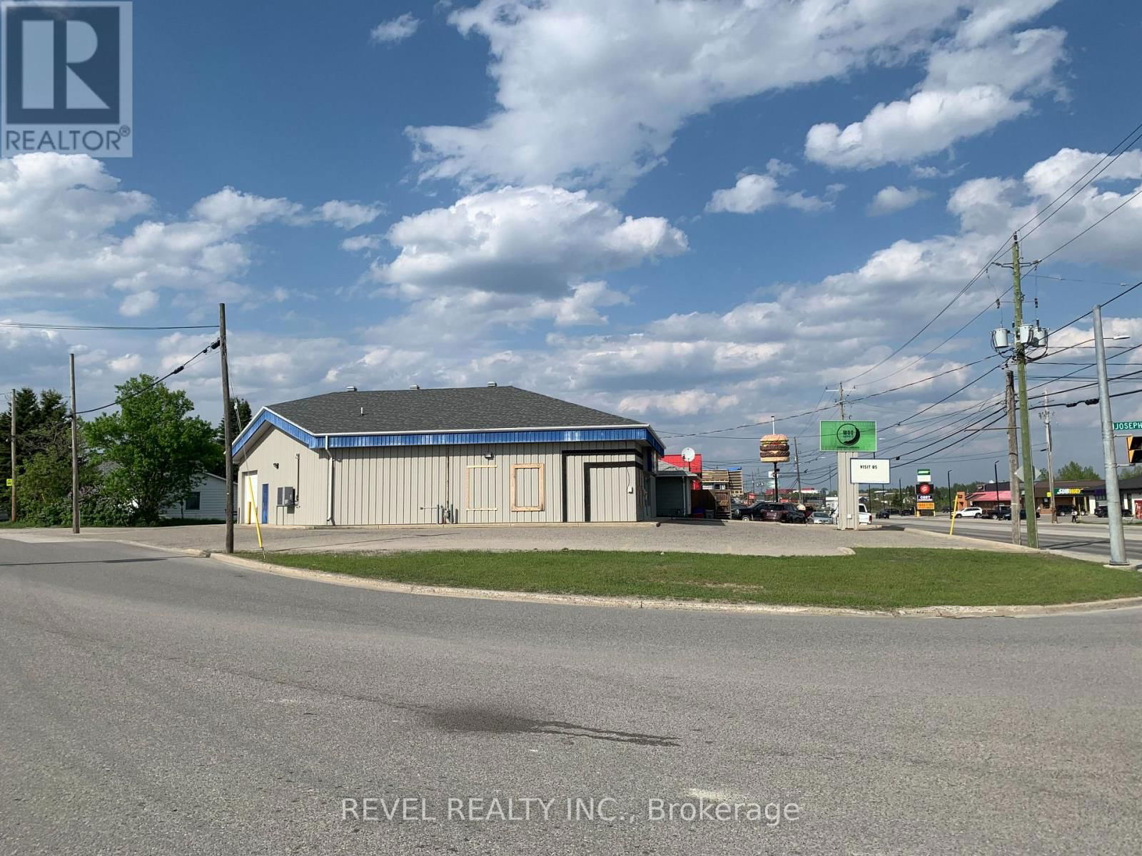 1052 RIVERSIDE DRIVE Image 14